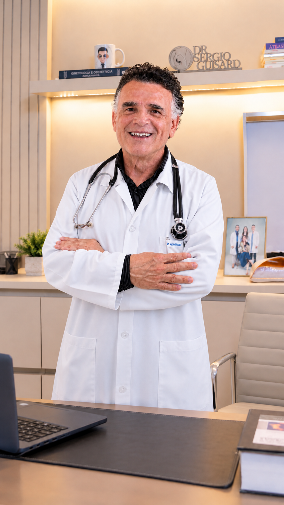 Dr. Sergio Guisard, ginecologista e obstetra, em seu consultório
