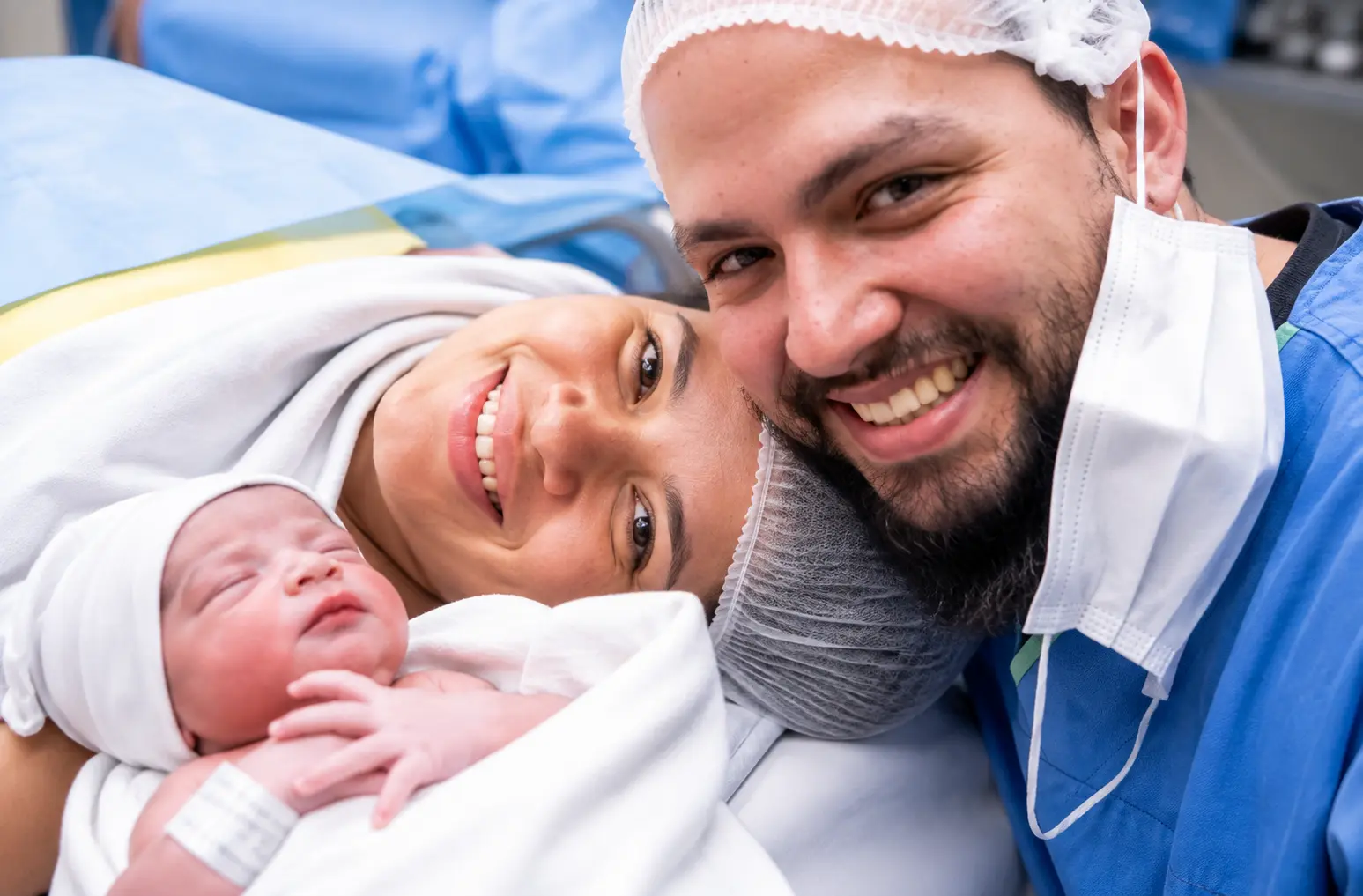 Mãe, pai e bebê juntos logo após o nascimento
