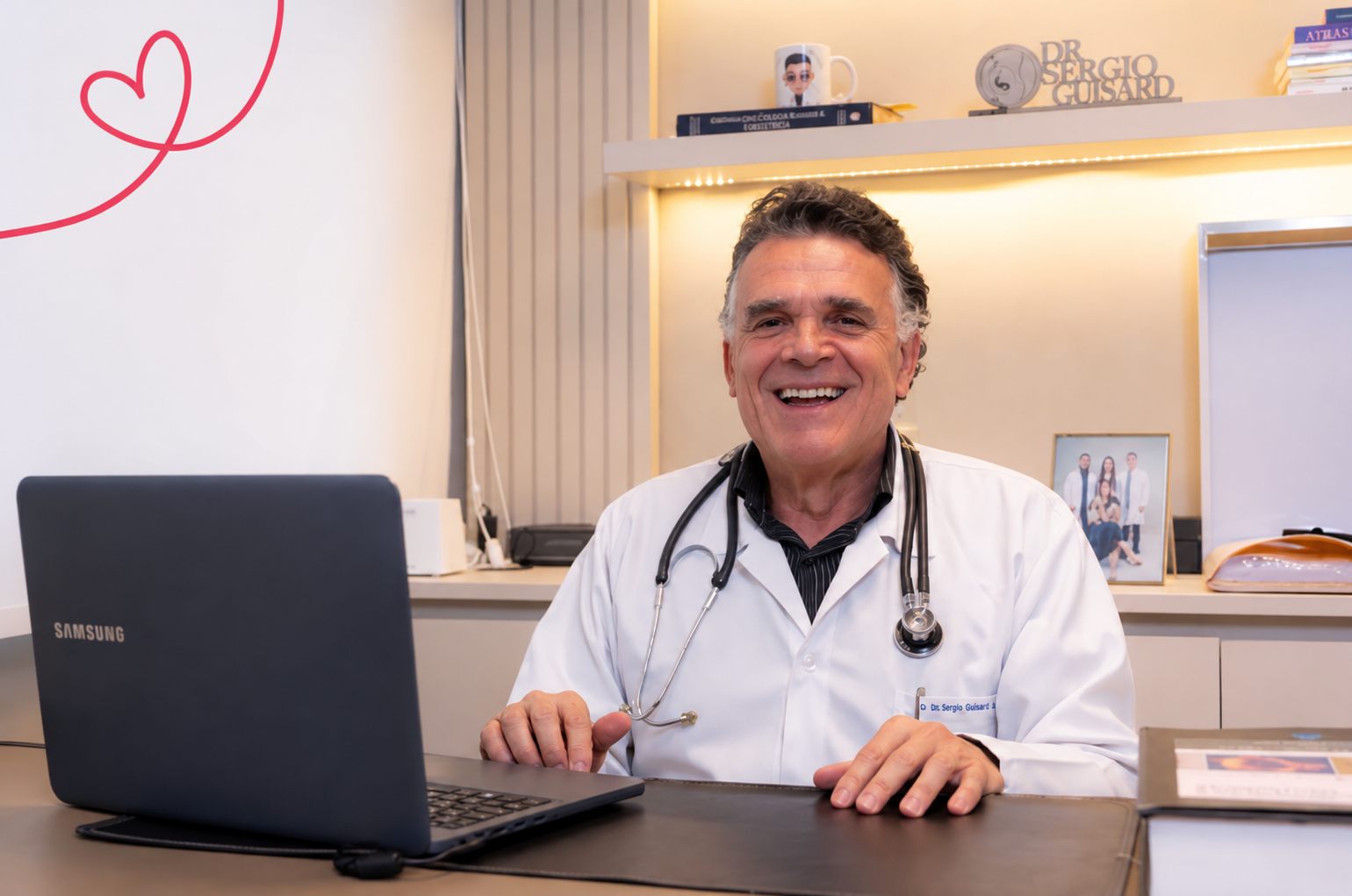 Dr. Sergio Guisard durante atendimento a uma paciente