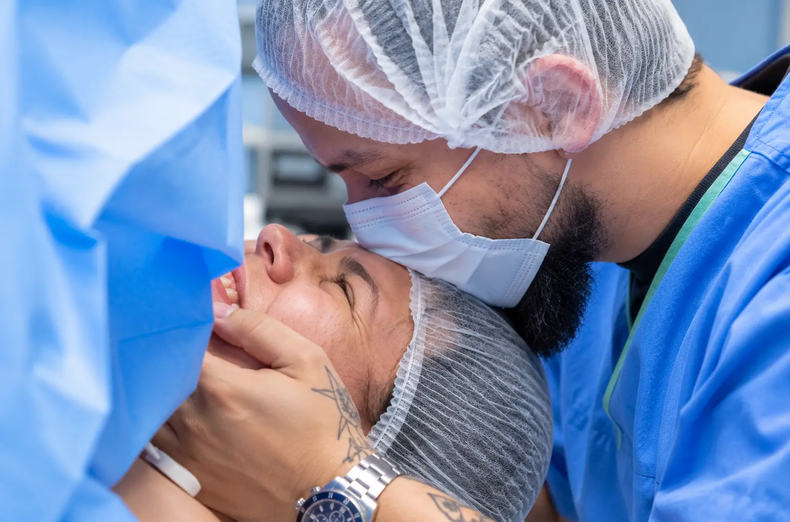 Pai beijando a testa da mãe durante o parto
